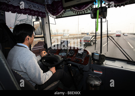 Autista di autobus nel suo bus, Seoul, Corea del Sud Foto Stock