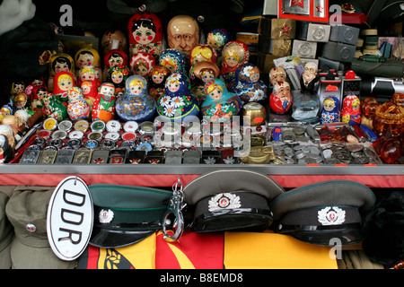 Stallo con negozio di souvenir al Checkpoint Charlie, Berlin, Germania Foto Stock