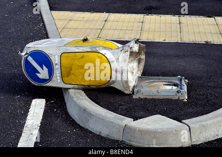 Mantenere la sinistra bollard rovesciati, REGNO UNITO Foto Stock