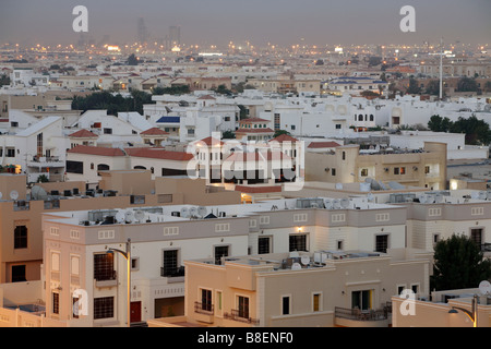 Cityscape di Dubai in serata, EMIRATI ARABI UNITI Foto Stock