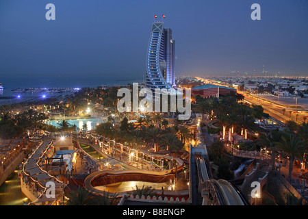 Vista panoramica del Parco Acquatico Wild Wadi di notte, Dubai, UAE Foto Stock