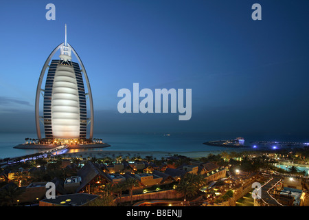 Vista del Burj Al Arab edificio e Wild Wadi Water Park a Dubai in serata, EMIRATI ARABI UNITI Foto Stock