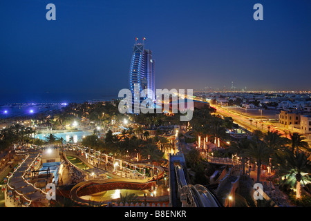 Vista panoramica del Parco Acquatico Wild Wadi di notte, Dubai, UAE Foto Stock