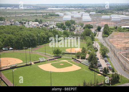 Vista aerea di campi da baseball in prossimità di serbatoi dell'olio in LInden New Jersey, U.S.A. Foto Stock