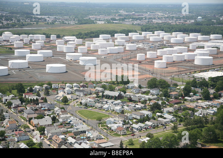 Vista aerea di olio dei serbatoi di stoccaggio in Linden, New Jersey Foto Stock