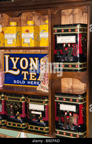 Vari tè in vendita in uno specialista tea shop store a Lavenham,Suffolk, Regno Unito Foto Stock