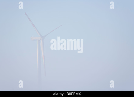 WinWinWind 's 3 MW turbina eolica rotore al mattino nebbia , Finlandia Foto Stock