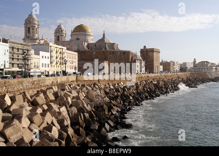 La cattedrale di Cadice e il lungomare, Cadiz, Spagna Foto Stock