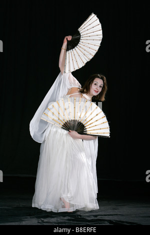 Giappone Geisha costume ballerino ventola kimono attrice stadio sfida prestazioni artistiche moderne concentrazione di equilibrio di fiducia cool Foto Stock