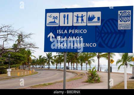 Cartello stradale. Amador Causeway, Città di Panama, Repubblica di Panama, America Centrale Foto Stock