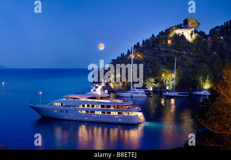 Costoso yacht a motore nel porto di Portofino, liguria, Italia Foto Stock