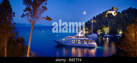 Costoso yacht a motore nel porto di Portofino, liguria, Italia Foto Stock