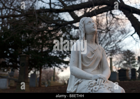 Statua di una donna in un cimitero Foto Stock