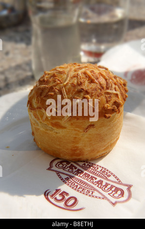 Pogacsa ungherese appena sfornata - Pogi. Spuntini di pasta di formaggio e patate. Foto Stock