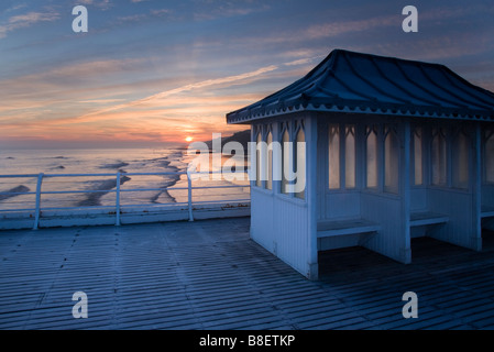 Cromer Pier e spiaggia Foto Stock