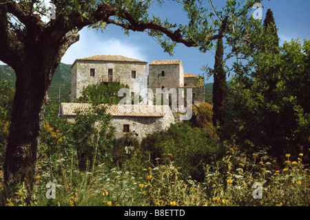 Vecchio Kardamyli resti al di sotto del Taigetos montagne, vicino Stoupa sulle mani penisola del Peloponneso, Grecia (continentale). Foto Stock