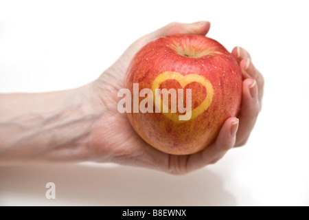 Fuji apple con un design di cuore sulla pelle Foto Stock