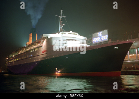 Vista di prua della nave da crociera Queen Elizabeth 2 legato fino a Hong Kong di notte. Foto Stock