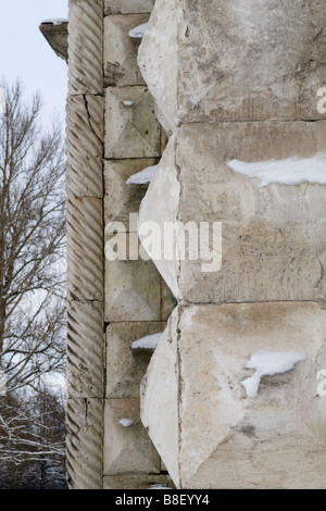 Antico monastero di piastrelle a parete e decorazione di colonna. Foto Stock