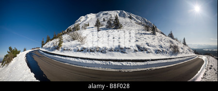 In inverno il 'Puy de Dôme' vulcano (Auvergne - Francia). Le Volcan du Puy-de-Dôme, en hiver (Puy-de-Dôme - Auvergne - Francia). Foto Stock