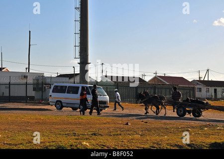 Minibus taxi asino e trasporto del carrello nelle township di Grahamstown, Sud Africa Foto Stock