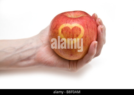 Fuji apple con un design di cuore sulla pelle Foto Stock