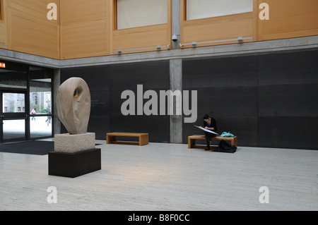 L'ingresso del Yale Center per British Art di New Haven, Connecticut, con una scultura di Barbara Hepworth. Foto Stock