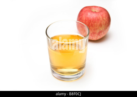 Bicchiere di succo di mela con una mela Fuji isolato su un bianco di sfondo per studio Foto Stock