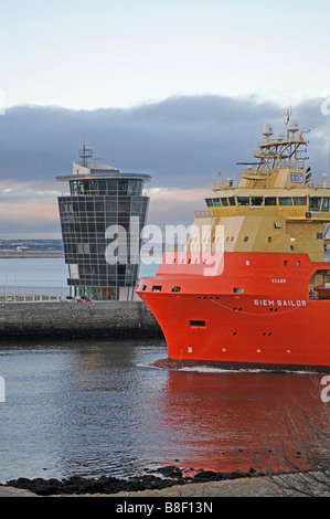 Olio di alimentazione Caffè s.r.l vele di imbarcazioni oltre il porto di Aberdeen Marina Centro Operazioni Grampian Regione Scozia UK SCO 2199 Foto Stock