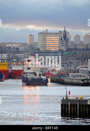 Olio di alimentazione Caffè s.r.l barche e complesso del porto di Aberdeen Grampian regione a nord est della Scozia UK SCO 2201 Foto Stock