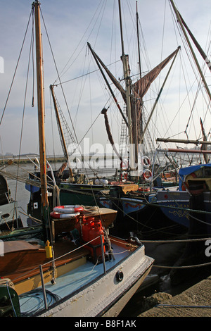 HISTORIC THAMES chiatte ormeggiate a Hythe QUAY Maldon Essex. Regno Unito. Foto Stock