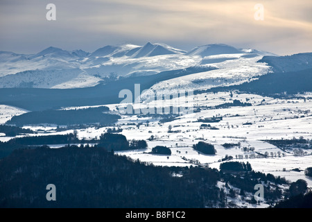 In inverno il massiccio del Sancy (Puy de Dôme - Francia). Le Massif du Sancy, en hiver (Puy de Dôme 63 - Auvergne - Francia). Foto Stock
