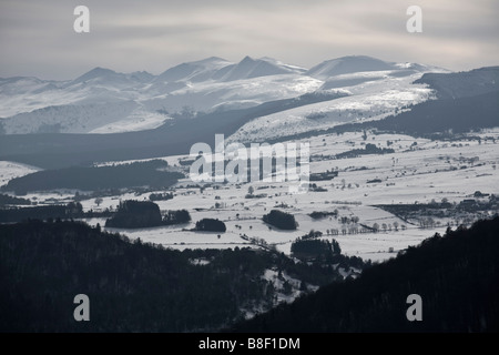 In inverno il massiccio del Sancy (Puy de Dôme - Francia). Le Massif du Sancy, en hiver (Puy de Dôme 63 - Auvergne - Francia). Foto Stock