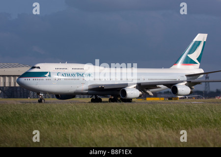 Cathay Pacific Airways Boeing 747-467 rullaggio per la partenza all'aeroporto di Londra Heathrow. Foto Stock