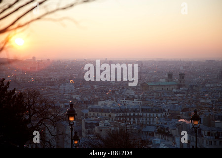 Vista su Parigi come il sole sorge su una metà inverno mattina Foto Stock