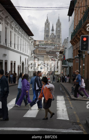 Vista della Basilica del Voto Nacional, Città Vecchia, Quito Ecuador Foto Stock