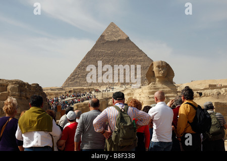 Ai turisti di ammirare la Sfinge e la piramide di Chephren di Giza vicino al Cairo in Egitto nel mese di febbraio 2009 Foto Stock