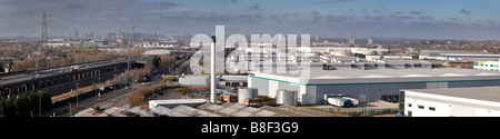Visione industriale del centro della città di Birmingham, visto con l'autostrada M6 in primo piano e la torre Telecom nello skyline della citta'. Foto Stock