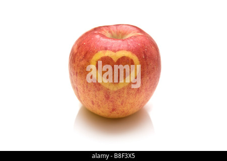 Fuji apple con un design di cuore sulla pelle Foto Stock