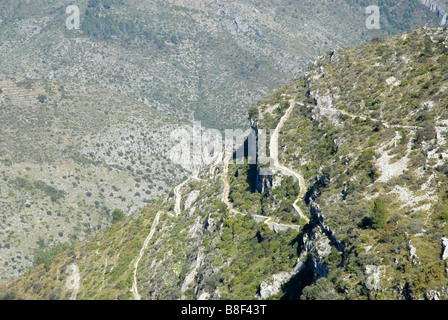 Vista di zig-zag mozarabo sentiero sulla collina, vicino a Benimaurell, Vall de Laguar, provincia di Alicante, Comunidad Valenciana, Spagna Foto Stock