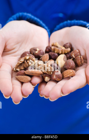 Una donna a mano i dadi di tenuta Foto Stock