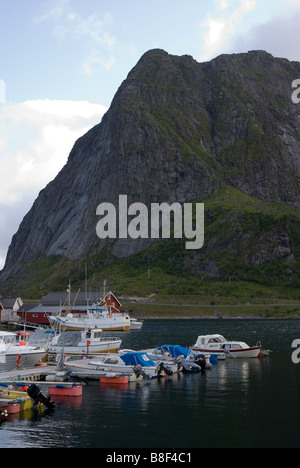 Porto di Reine, Moskenesøya, Lofoten, Nordland, Norvegia e Scandinavia Foto Stock