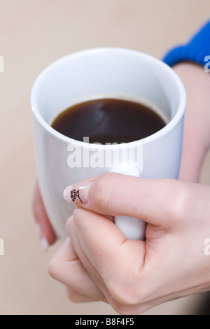 In prossimità di una donna in possesso di una tazza di caffè Foto Stock