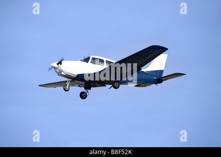 Aereo Aereo cielo blu battenti nel piano di volo Foto Stock