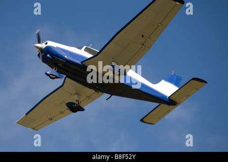 Aereo Aereo cielo blu battenti nel piano di volo Foto Stock