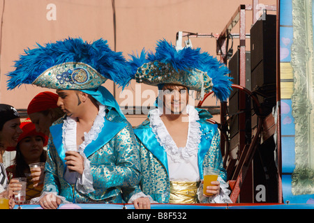 Gli uomini in abiti fantasiosi a 2009 Las Palmas carnevale a Gran Canaria. Il carnevale è stato tema di pirati. Foto Stock