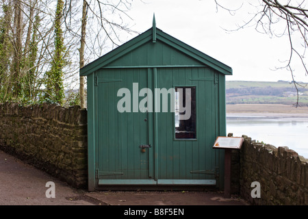 Dylan Thomas capannone di scrittura che si affaccia il Taf estuario a Laugharne in Galles Carmarthenshire Foto Stock