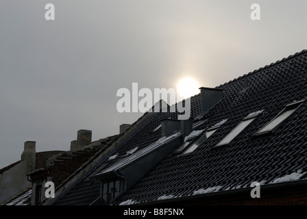 Il sole invernale su tetti Foto Stock