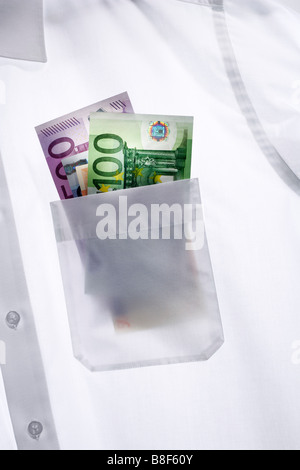 Weisses Herrenhemd mit Euroscheinen in der Hemdtasche Foto Stock