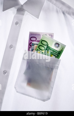 Weisses Herrenhemd mit Euroscheinen in der Hemdtasche Foto Stock